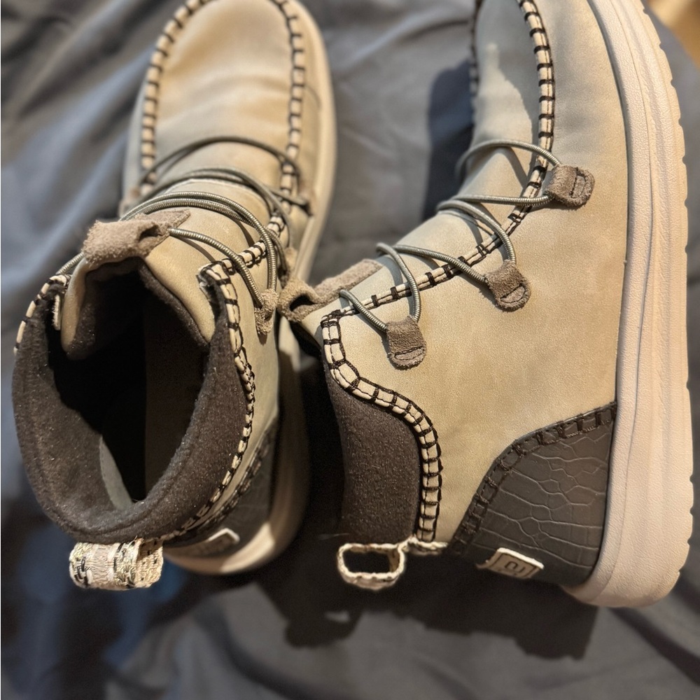 Hey Dude Women’s Tan Winter Booties